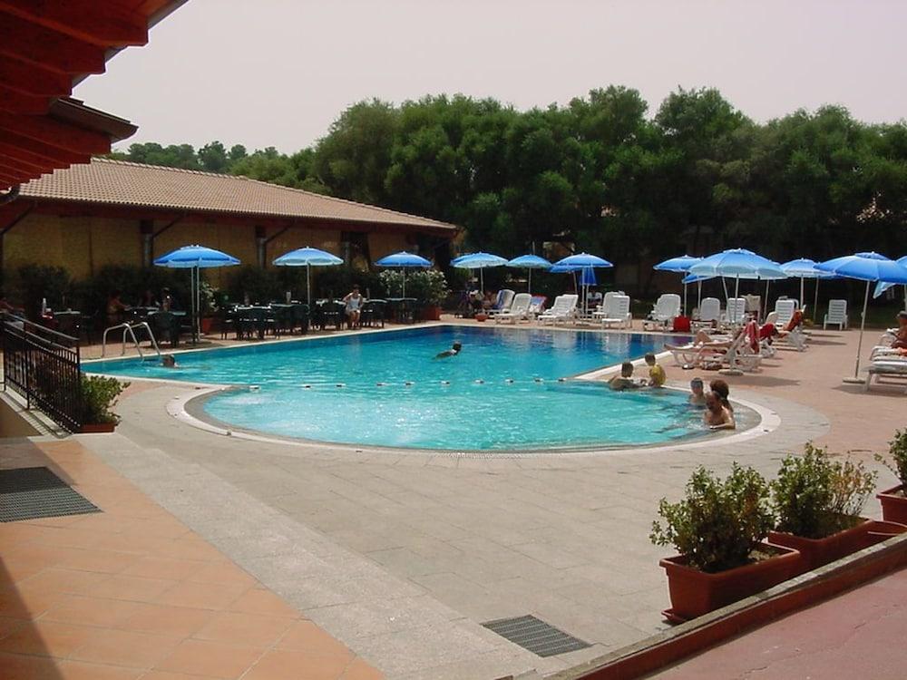 Amareclub Le Rose Hotel San Teodoro  Exterior photo