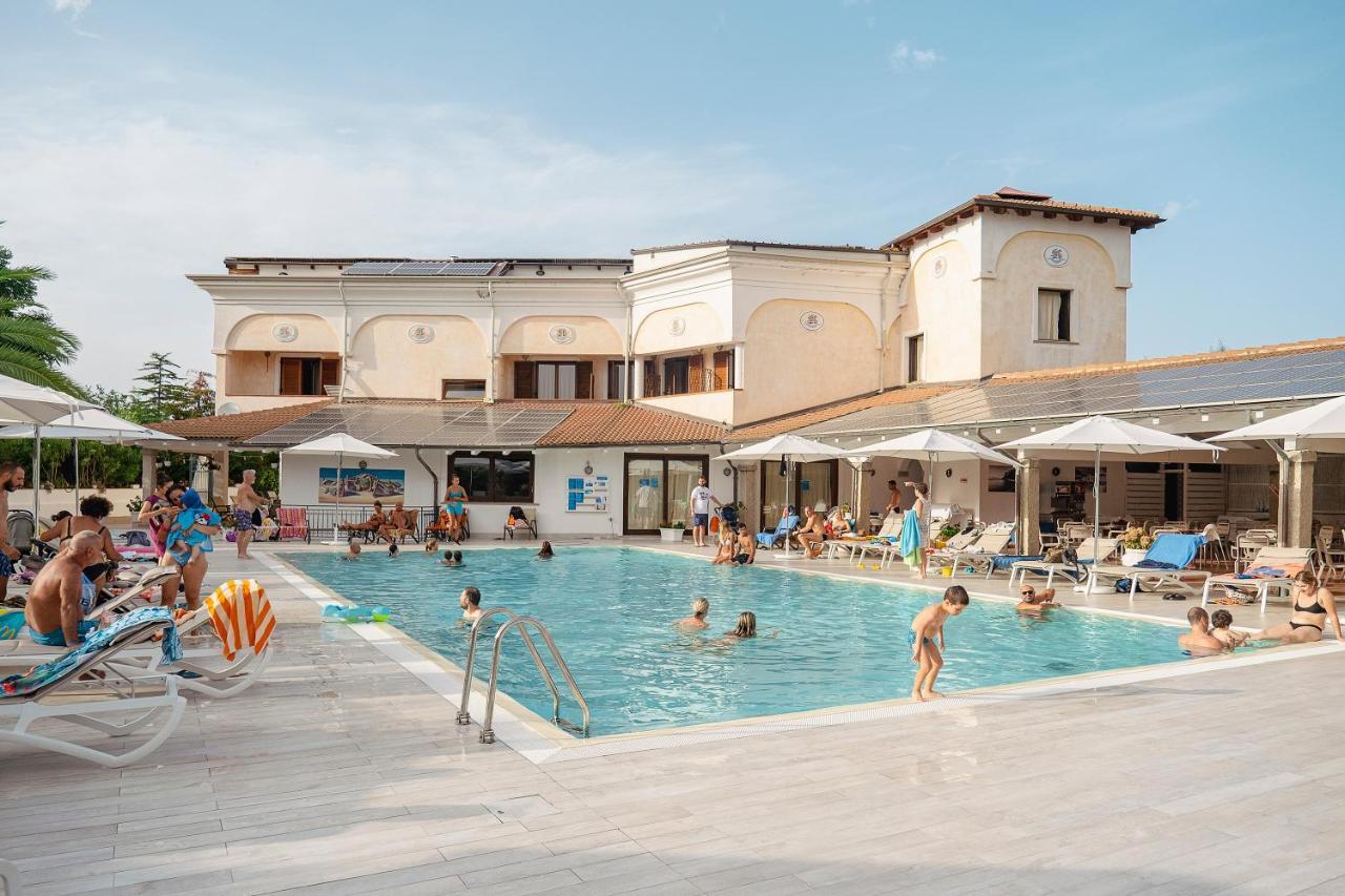 Amareclub Le Rose Hotel San Teodoro  Exterior photo