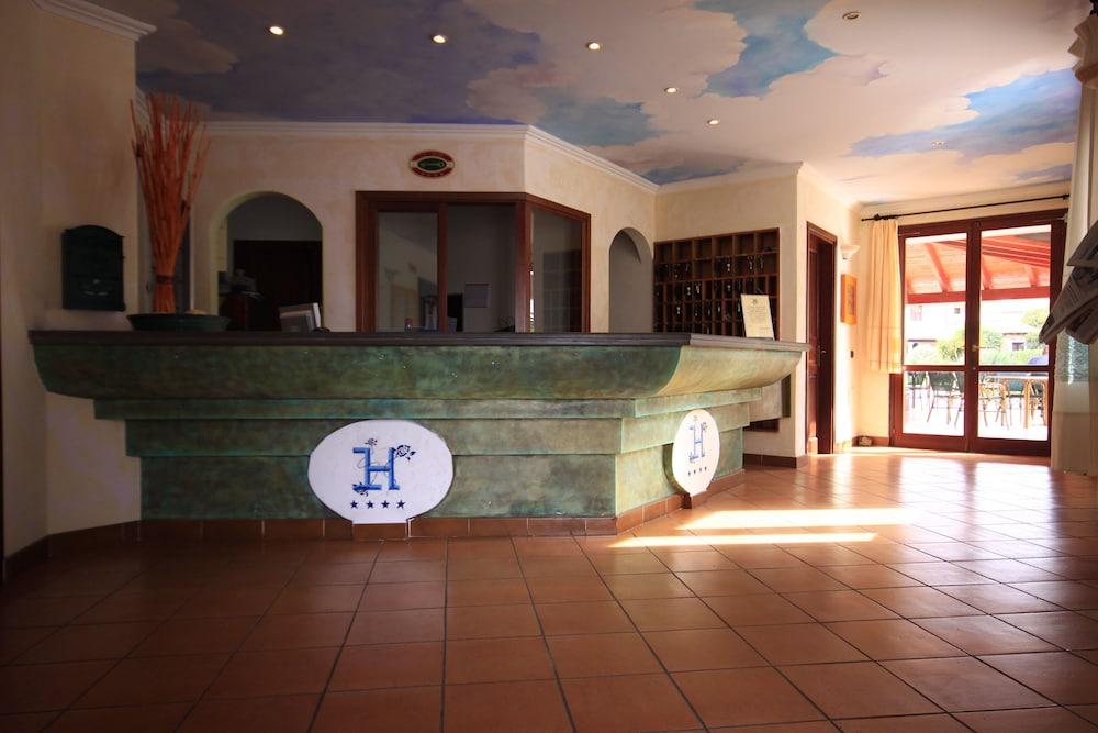 Amareclub Le Rose Hotel San Teodoro  Exterior photo