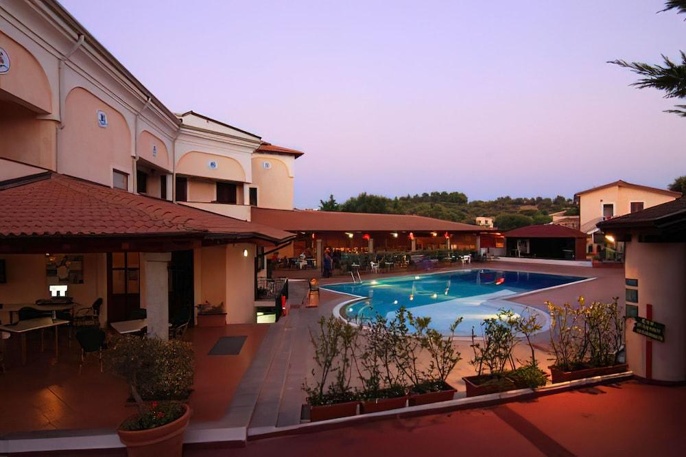 Amareclub Le Rose Hotel San Teodoro  Exterior photo