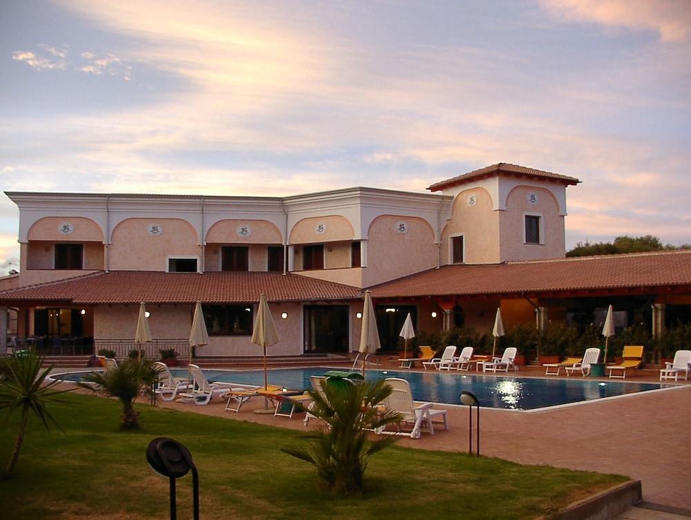 Amareclub Le Rose Hotel San Teodoro  Exterior photo